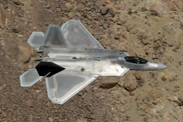 F-22: Σάρωσαν τα πάντα στην πρώτη τους μαζική επιδρομή στους αιθέρες της Συρία (βίντεο)